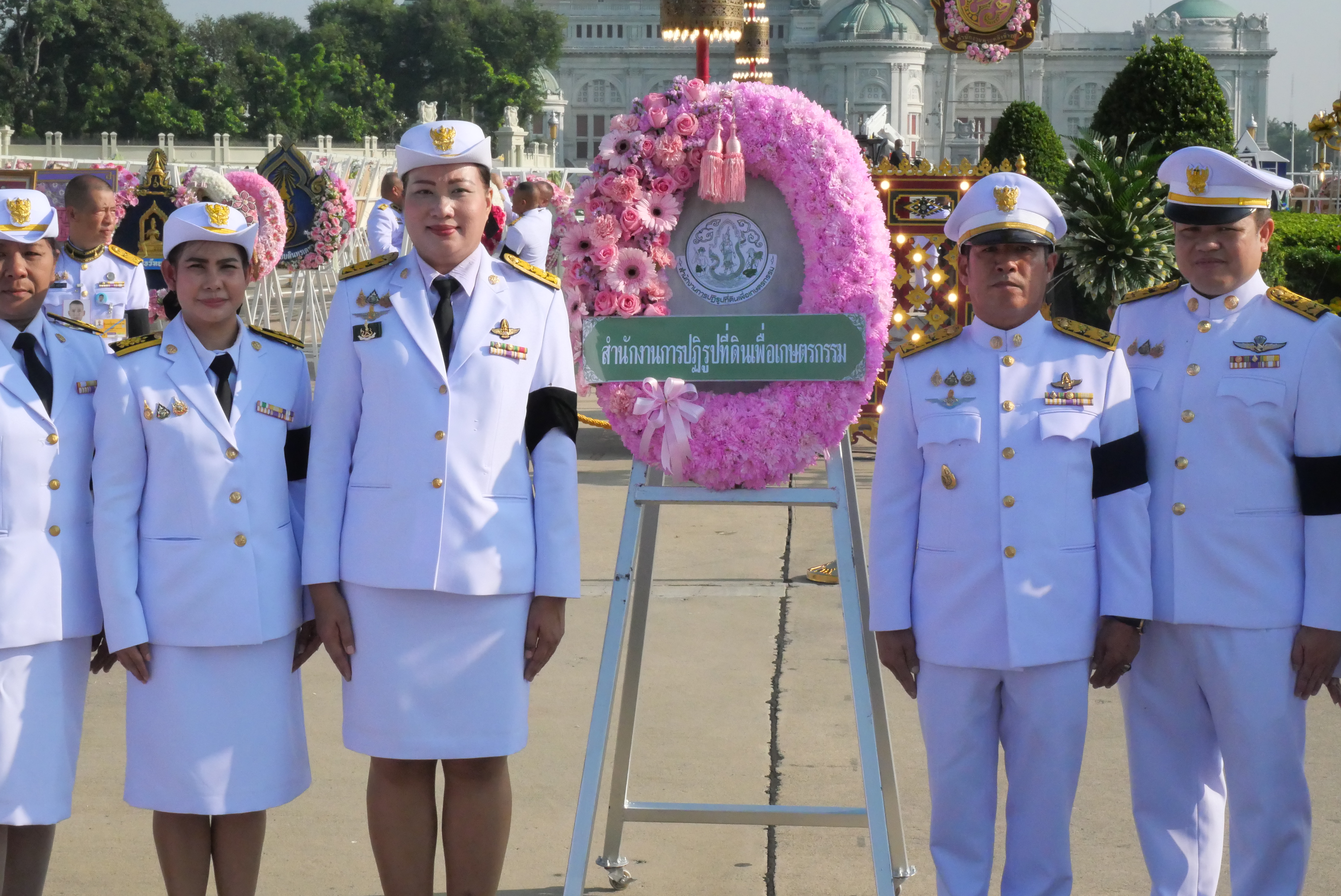 title - ส.ป.ก. วางพวงมาลาน้อมรำลึกในพระมหากรุณาธิคุณ 